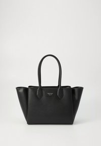 Melnas ādas rokassoma ar faktūru, dubultām rokturiem un platu, strukturētu formu. Priekšpusē ir neliela logotipa plāksnīte.