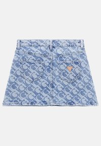 Vaaleansininen farkkuhame, jossa on logo-kuvio koko hameen alueella, kaksi takataskua ja pieni kolmiomainen logopalikka.