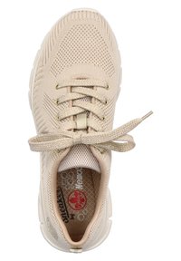 Kerge beež spordijalats, mis on valmistatud hingavast võrgust koos tekstuuriga pinnaga, sisaldab kuldseid silmuseid, paelu ja pehmendatud tallat.