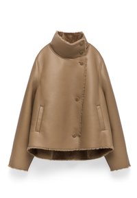 Braune Lederjacke mit hohem Kragen, Knopfverschluss und seitlichen Taschen. Das Innere ist mit einem weichen, strukturierten Futter versehen.