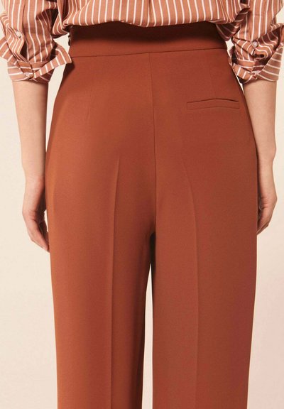 Pantaloni marroni su misura con vita alta, dotati di una tasca posteriore singola, texture liscia e design a gamba dritta con pieghe sottili.
