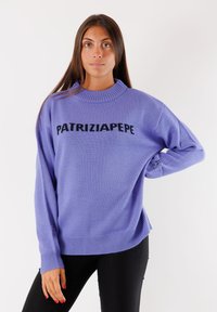 Maglione lavorato a maglia lilla con colletto a coste, maniche lunghe e testo nero "PATRIZIA PEPE" sul davanti. Cuciture dettagliate sulle maniche.
