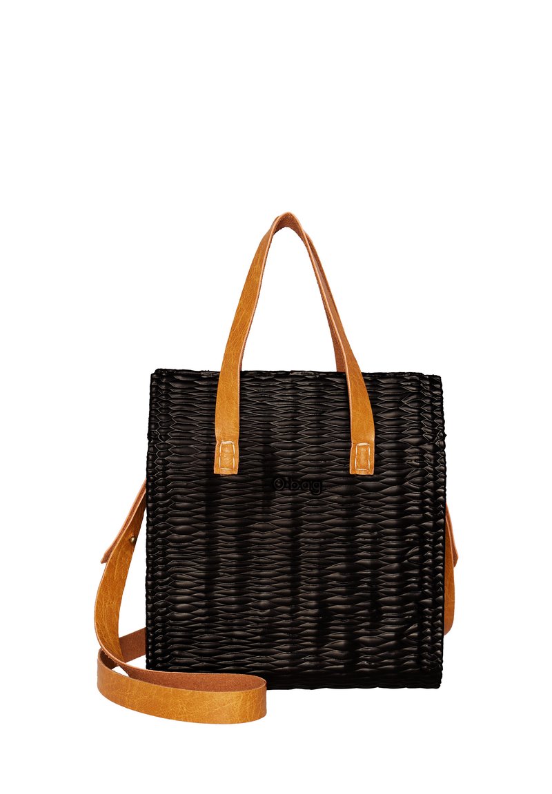 Czarna pleciona torba z brązowymi skórzanymi uchwytami i paskiem na ramię. Teksturowana powierzchnia wyróżnia się falistym wzorem, podkreślając rzemiosło.
