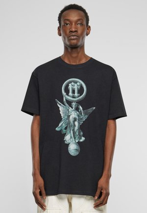 T-shirt en coton noir avec un grand graphique turquoise représentant une figure ailée tenant une sphère, avec un emblème circulaire au-dessus. Coupe standard.