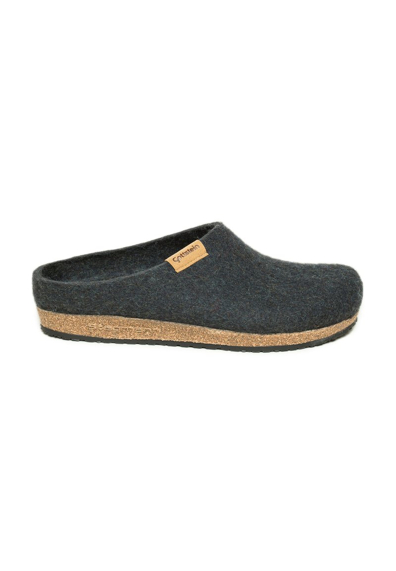 Sabot en feutre gris foncé avec un bout arrondi, semelle en liège et semelle extérieure en caoutchouc. Dispose d'une petite étiquette de marque sur le côté.