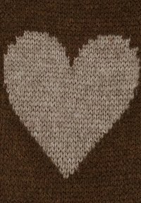 Stickad textil med ett stort ljusbrunt hjärtdesign på en mörkare brun bakgrund; mjuk textur med synliga stygn.