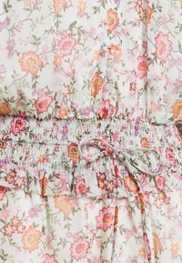 Sukienka w kwiaty wykonana z lekkiej, teksturowanej tkaniny w odcieniach różu i pomarańczowych kwiatów na jasnym tle. Marszczona talia z ozdobną kokardą.