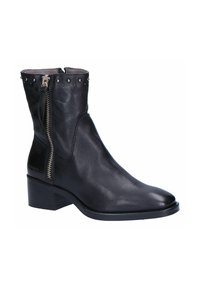 Zwarte leren enkelboot met een gestructureerde afwerking, zijrits en studded accenten aan de bovenkant. Vierkante neus en blokhak ontwerp.