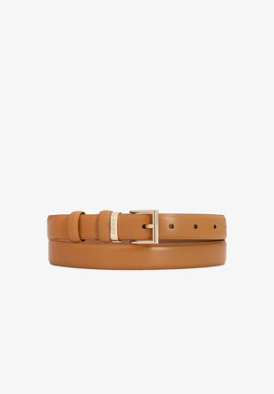 Ceinture en cuir fauve à finition brillante, ornée d'une boucle en métal argenté et percée de multiples trous pour ajustement. Surface légèrement texturée.