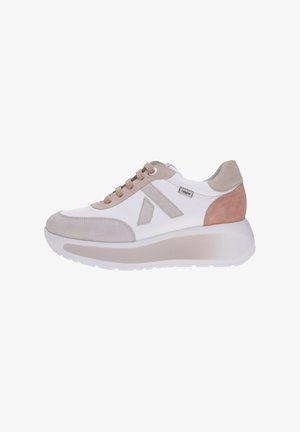 Zapatilla deportiva de mujer blanca y beige con suela gruesa, detalles en ante, cordones delanteros y pequeña etiqueta de la marca en el lateral, vista desde el lado exterior.