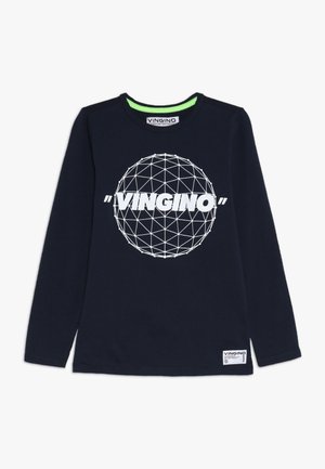 Granatowa koszula z długim rękawem z białą geometryczną sferą i napisem „VINGINO” na środku, zielonym detalem na kołnierzu oraz metką marki przy dolnym brzegu.