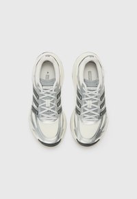 adidas Originals ADIZERO ARUKU UNISEX - Joggesko - silver-coloured/crystal white/grey three