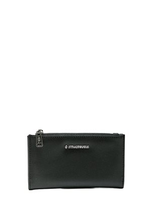 Trousse rectangulaire noire zippée avec une fermeture éclair argentée et le logo Stradivarius centré sur le panneau avant.