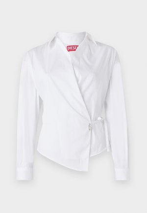 Biela košeľa s dlhým rukávom a zavinovacím dizajnom, so špicatým golierom, bočným viazaním a červenou logom. Vyrobená z hladkej látky s chladnou textúrou.