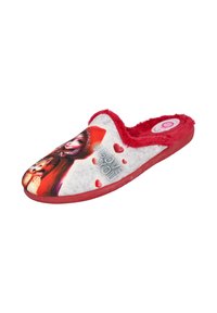 Zapatilla difusa roja y blanca con forma redondeada; presenta una ilustración de una niña con capucha roja y texto "TE AMO" con corazones.