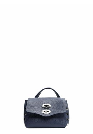Piccola borsa a mano in pelle blu navy con manico superiore, chiusura a pattina, ferramenta in argento con chiusura a rotazione e occhielli decorativi in argento sui lati.