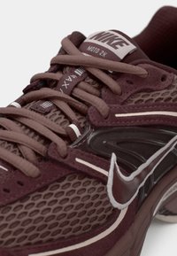 Zapatillas Nike Air Max 270 en burdeos profundo con superposiciones de malla y sintéticas. Presentan cordones planos y un logo prominente en la lengüeta.