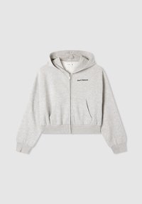 Skórzana szara bluza z kapturem, uszyta z miękkiego materiału, z zamek błyskawicznym z przodu, dwiema bocznymi kieszeniami oraz tekstem "Nie przeszkadzać" w czarnym kolorze na klatce piersiowej.