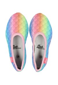 Ein Paar Kinderschuhe zum Hineinschlüpfen mit rosa Akzenten, einem Regenbogenverlauf im Schuppenmuster und der Größe 29, die innen aufgedruckt ist.