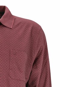 Burgunderfarbendes, strukturiertes Hemd mit einem gewebten Rautenmuster, ausgestattet mit einem klassischen Kragen und einer Brusttasche auf der linken Seite.