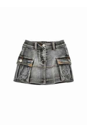 Gonna mini in denim grigio con vita elastica, due tasche frontali e dettagli decorativi a forma di cuore in strass sul lato destro.