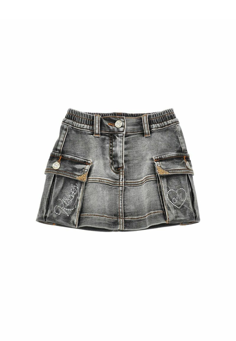 Gonna mini in denim grigio con vita elastica, due tasche frontali e dettagli decorativi a forma di cuore in strass sul lato destro.