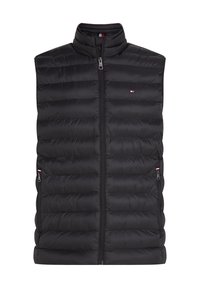 Czarna pikowana kamizelka z wysokim kołnierzem, zamkiem błyskawicznym z przodu i kieszeniami po bokach. Materiał ma gładką fakturę z pikowanymi panelami.