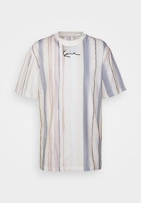 Camiseta de manga corta en crema con Rayas verticales en tonos pastel de lavanda y azul; presenta bordado negro de firma en la parte frontal.
