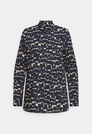 Camisa de manga larga en azul marino con un patrón abstracto en beige. Presenta un cuello con solapa y cierre de botones, confeccionada con una tela suave.