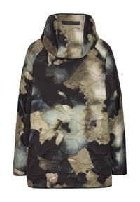 Chaqueta acolchada con capucha en un patrón abstracto de negro, verde y beige. Presenta una textura acolchada y un diseño de costura curva en la parte posterior.