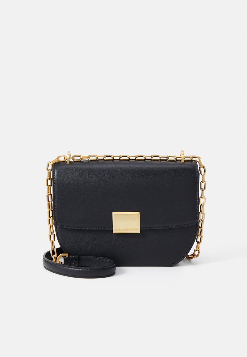 Borsa a mano in pelle nera con forma rettangolare, tracolla in catena dorata e dettagli con chiusura quadrata in oro. Texture liscia, design minimalista.