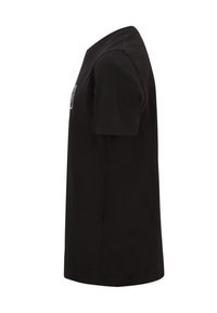 Camiseta negra de algodón con mangas cortas, escote redondo, detalles en las costuras laterales y una textura suave. Sin logotipos ni patrones visibles.