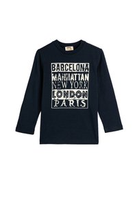 Granatowa koszulka z długim rękawem wykonana z bawełny, z białym nadrukiem z nazwami miast: Barcelona, Manhattan, Nowy Jork, Londyn, Paryż.