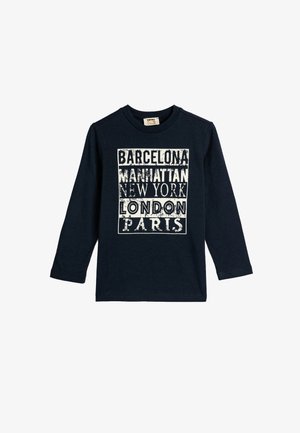 Marineblauwe t-shirt met lange mouwen van katoen, met witte bedrukt tekst met stadsnamen: Barcelona, Manhattan, New York, Londen, Parijs.