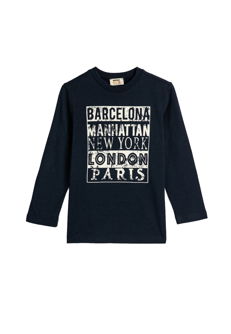 Granatowa koszulka z długim rękawem wykonana z bawełny, z białym nadrukiem z nazwami miast: Barcelona, Manhattan, Nowy Jork, Londyn, Paryż.