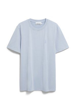 Helles blaues Kurzarm-T-Shirt mit Rundhalsausschnitt, mit einem kleinen, dezenten Logo auf der linken Brust und einem sichtbaren Markenetikett im Kragen.