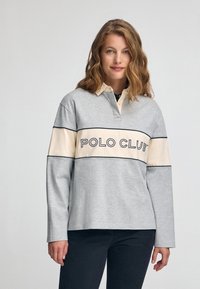 Szara polo z długim rękawem z kremowym poziomym paskiem z logo "POLO CLUB", kontrastującymi czarnymi szwami i kołnierzykiem na guziki.