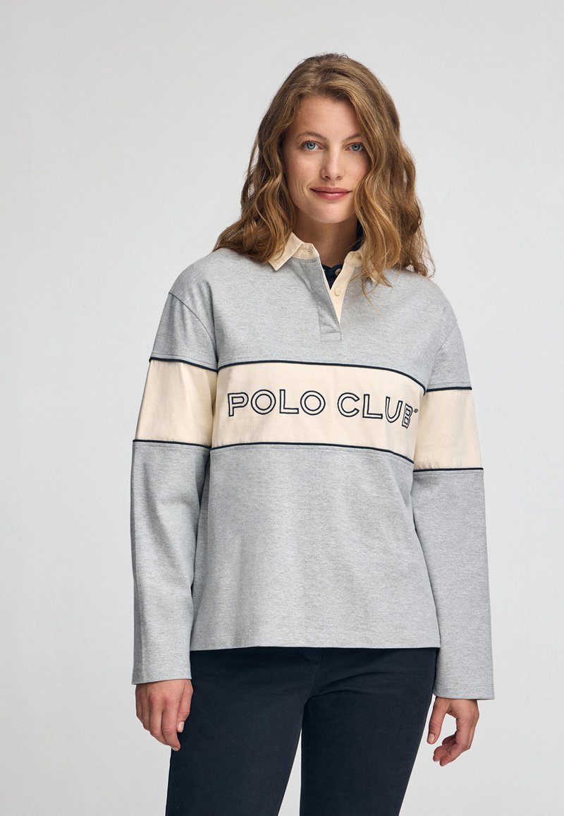 Szara polo z długim rękawem z kremowym poziomym paskiem z logo "POLO CLUB", kontrastującymi czarnymi szwami i kołnierzykiem na guziki.