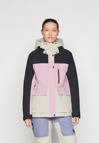 Farbenfrohe Jacke mit schwarzen, rosa und beigen Paneelen. Verfügt über einen hohen Kragen, eine verstellbare Kapuze, Reißverschluss-Taschen und eine lässige Passform.