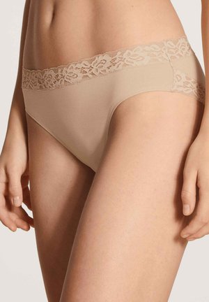 Beige damesondergoed met een kanten tailleband. De stof is glad en rekbaar, ontworpen voor comfort met een middelhoge pasvorm.