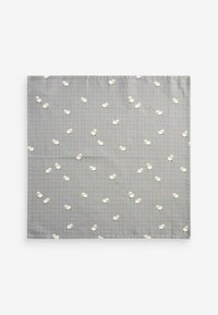 Grau gefärbter Stoff mit einem Karomuster und verstreuten Schafillustrationen in Weiß, Beige und Schwarz. Weiche Textur und leichte Zusammensetzung.