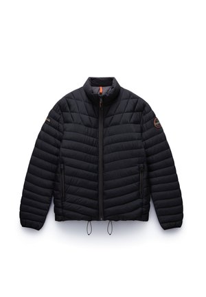 Jachetă puffer neagră cu guler înalt, design quilted, închidere cu fermoar, buzunare laterale și un fermoar portocaliu. Logo notabil pe manșetă.
