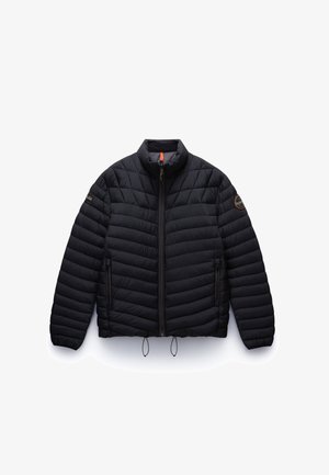 Schwarze Pufferjacke mit hohem Kragen, gestepptem Design, Reißverschluss, seitlichen Taschen und orangefarbenem Reißverschluss-Zug. Auffälliges Logo auf dem Ärmel.