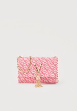 Ροζ υφαντό τσαντάκι χειρός με χρυσή αλυσίδα, χρυσή αγκράφα σε σχήμα V και λεπτομέρεια με φουντίτσα σε απλό φόντο.