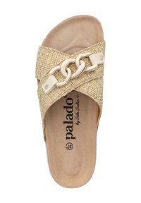 Sandalo scivolato intrecciato beige con design a cinturino incrociato, caratterizzato da un grande accento di catena lucida e una soletta morbida e imbottita.