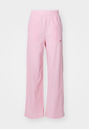 Pantalones rosa con cintura elástica y corte relajado. Presentan un logo rojo en el lado izquierdo y una textura suave y ligera.