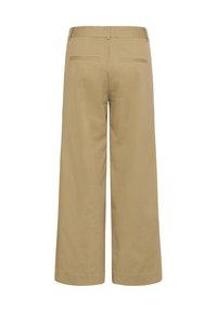 Pantalon beige à jambes larges avec passants pour ceinture et deux poches passepoilées au dos, vu de dos sur fond blanc.