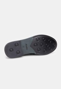 Bata Obutev z vezalkami - nero