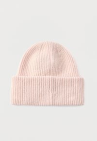 Căciulă roz din tricot cu striații, realizată dintr-un material moale, având o margine pliată și un vârf rotunjit. Ușoară, cu textură netedă.