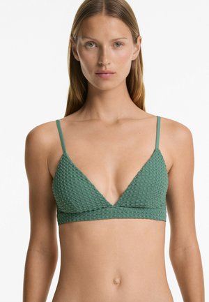 Zeleni kvačkani trokutasti bralette s tankim prilagodljivim trakama, teksturiranom tkaninom i bešavnom završnom obradom. Minimalistički dizajn bez jastučića.
